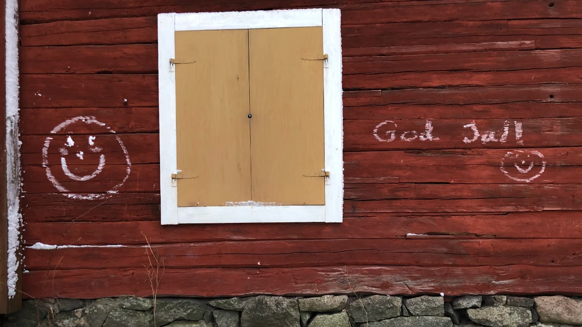 God Jul written in snow on a red building