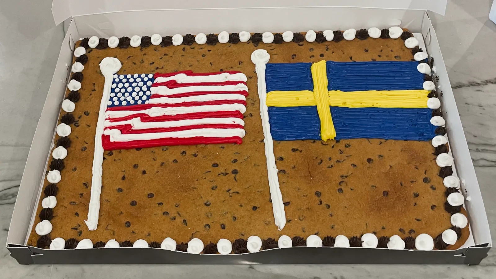 Cookie cake with US flag and Sverige flag