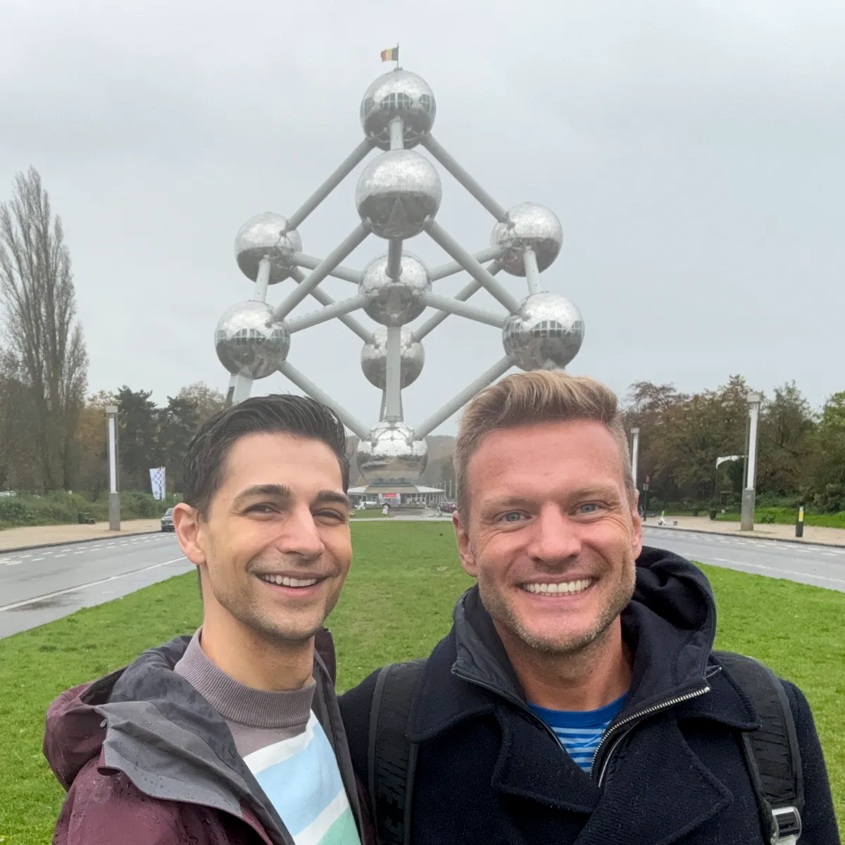 Jeremiah and Lode standing in front on Atomium
