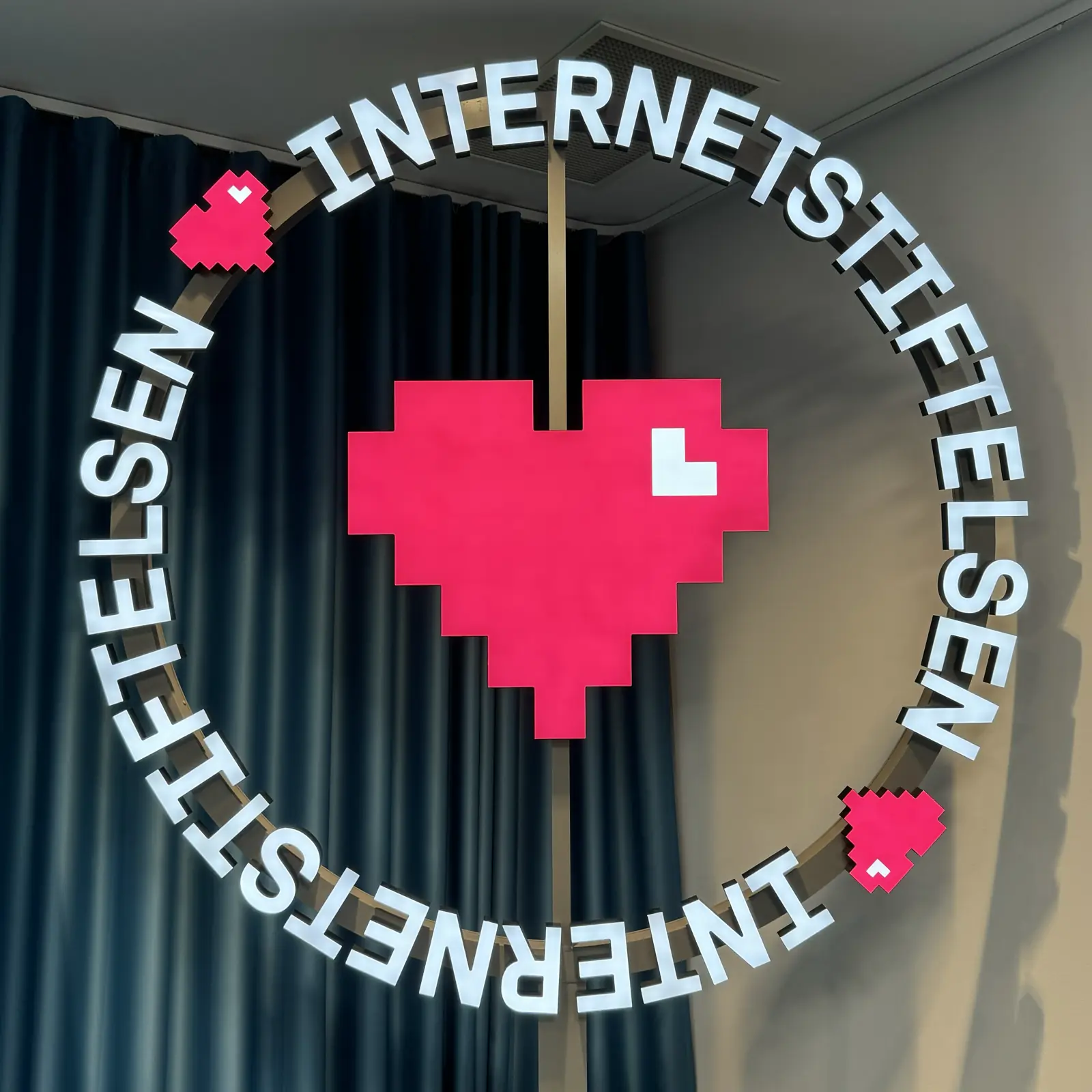 Internetstiftelsen and pixel heart sign